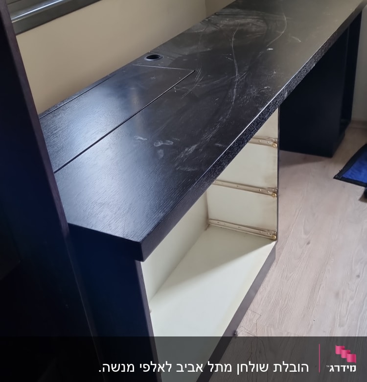 שולחן עבודה שחור עם מדפים פתוחים